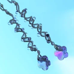 Lange funkelnde Ohrringe mit Blüte lila pastell handmade Spiralperle silberfarben Brautschmuck