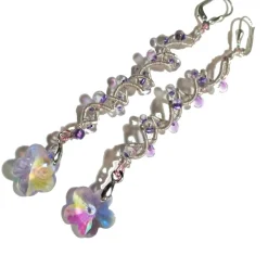 Lange funkelnde Ohrringe mit Blüte lila pastell handmade Spiralperle silberfarben Brautschmuck