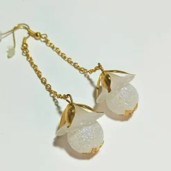 Lange Ohrringe weiße Blüten am Kettchen goldfarben handgemacht Brautschmuck im boho chic