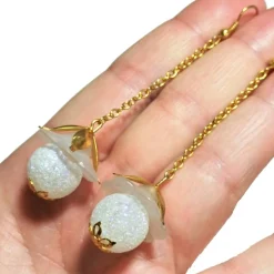 Lange Ohrringe weiße Blüten am Kettchen goldfarben handgemacht Brautschmuck im boho chic