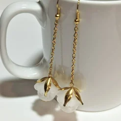 Lange Ohrringe weiße Blüten am Kettchen goldfarben handgemacht Brautschmuck im boho chic