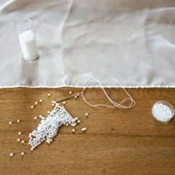 Langes Tuch aus Baumwolle und Seide mit Perlen bestickt