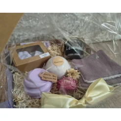 Lavendel & Vanille Geschenkset – Handgemachte Lavendelseife, Badesalz, Vanille-Badekugel, Kerze, Abschminktücher