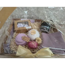 Lavendel & Vanille Geschenkset – Handgemachte Lavendelseife, Badesalz, Vanille-Badekugel, Kerze, Abschminktücher