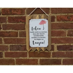 Leben heißt nicht zu warten bis der Sturm vorüberzieht, sondern zu lernen im Regen .. Wanddeko aus Altholz, Geschenkidee