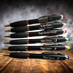 LED Kugelschreiber mit beleuchteter Lasergravur, Touchpen & blauer Mine, Fußballstadien – personalisierbar