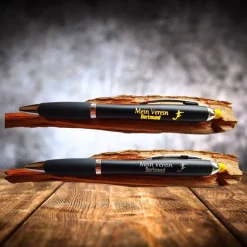 LED Kugelschreiber mit beleuchteter Lasergravur, Touchpen & blauer Mine, Fußballstadien – personalisierbar