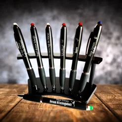 LED Kugelschreiber mit beleuchteter Lasergravur, Touchpen & blauer Mine, Fußballstadien – personalisierbar