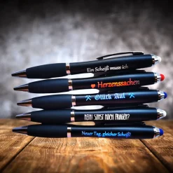 LED Kugelschreiber mit beleuchteter Lasergravur, Touchpen & blauer Mine, Fußballstadien – personalisierbar