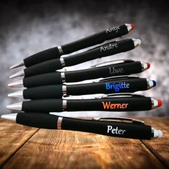 LED Kugelschreiber mit beleuchteter Lasergravur, Touchpen & blauer Mine, Fußballstadien – personalisierbar