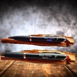 LED Kugelschreiber mit beleuchteter Lasergravur, Touchpen & blauer Mine, Fußballstadien – personalisierbar