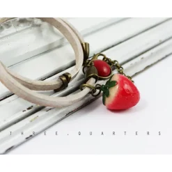 Lederarmband, Erdbeere, weiß, shabby chic, used look, creme, Leder, Armband, rot, antik bronze, romantisch, niedlich, Erdbeeren, Geschenk