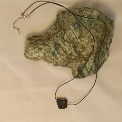 Lederbandkette - zum Beduften- mit schwarzem Lava-Trommelstein Freiform unisex