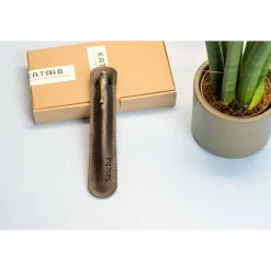 Lederetui für einen Kugelschreiber mit Gravur. Personalisiertes Stiftetui aus Leder. Leder Stifthülle mit Namen Gravur.G