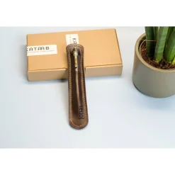 Lederetui für einen Kugelschreiber mit Gravur. Personalisiertes Stiftetui aus Leder. Leder Stifthülle mit Namen Gravur.G