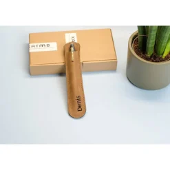 Lederetui für einen Kugelschreiber mit Gravur. Personalisiertes Stiftetui aus Leder. Leder Stifthülle mit Namen Gravur.G