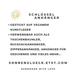 Lederhose Schlüsselanhänger gestickt – Tracht Taschenbaumler Geschenk aus braunem Kunstleder