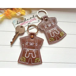 Lederhose Schlüsselanhänger gestickt – Tracht Taschenbaumler Geschenk aus braunem Kunstleder
