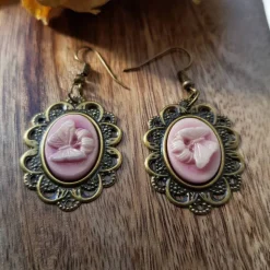 leichte Kamee Hängeohrringe in rose mit Schmetterlinge Cameo Gemme Cabochon