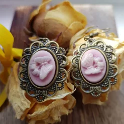 leichte Kamee Hängeohrringe in rose mit Schmetterlinge Cameo Gemme Cabochon