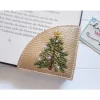 Lesezeichen Tannenbaum gestickt aus Kunstleder gold – Weihnachts-Leseecke Geschenk