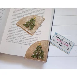 Lesezeichen Tannenbaum gestickt aus Kunstleder gold – Weihnachts-Leseecke Geschenk
