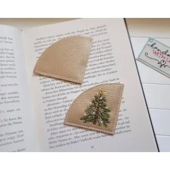 Lesezeichen Tannenbaum gestickt aus Kunstleder gold – Weihnachts-Leseecke Geschenk