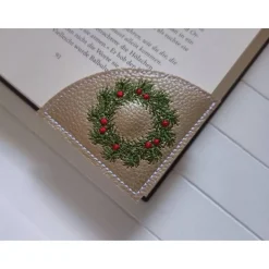 Lesezeichen Weihnachts Kranz gestickt aus Kunstleder gold – Geschenkidee Weihnachten & Adventskalender