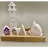 Leuchtturm mit Segelschiff und Tannenbaum – Handgefertigte Deko aus Raysin auf Holzklötzchen