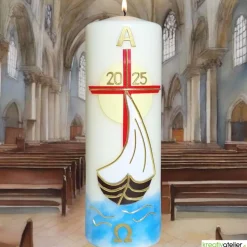 Licht der Auferstehung – Handgefertigte Osterkerze mit Kreuz, Segelschiff, Sonne, Alpha & Omega