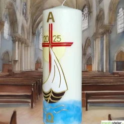 Licht der Auferstehung – Handgefertigte Osterkerze mit Kreuz, Segelschiff, Sonne, Alpha & Omega