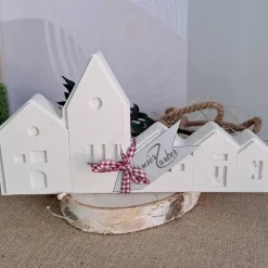 Lichthäuser weiß als Häuserleiste in 2 Größen Stadthäuser aus Raysin im Hygge Scandi Style Lichtthaus Dekohäuser