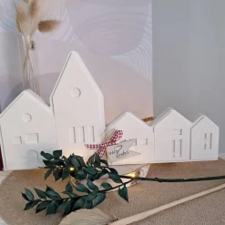 Lichthäuser weiß als Häuserleiste in 2 Größen Stadthäuser aus Raysin im Hygge Scandi Style Lichtthaus Dekohäuser