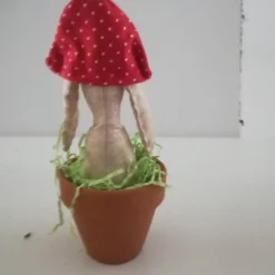 Liebevoll gefertigter Hase im Topf nach Tilda