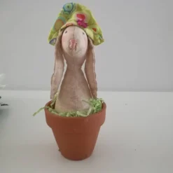 Liebevoll gefertigter Hase im Topf nach Tilda