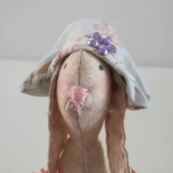 Liebevoll gefertigter Hase im Topf nach Tilda