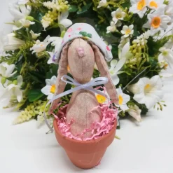 Liebevoll gefertigter Hase im Topf nach Tilda