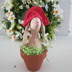 Liebevoll gefertigter Hase im Topf nach Tilda