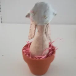 Liebevoll gefertigter Hase im Topf nach Tilda