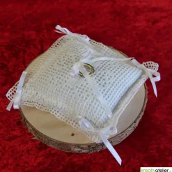 Liebevoll gefertigtes Ringkissen aus zartem Häkelstoff in reinweißer Farbe mit verspielten Herzchen und Satinschleifen