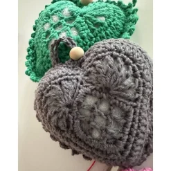 Liebevoll von Hand gehäkelte Deko