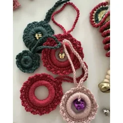 Liebevoll von Hand gehäkelte Deko