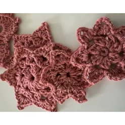 Liebevoll von Hand gehäkelte Deko