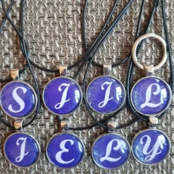 lila glitzer Schlüsselanhänger Buchstabe silberfarbe Fassung 25mm