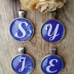 lila glitzer Schlüsselanhänger Buchstabe silberfarbe Fassung 25mm