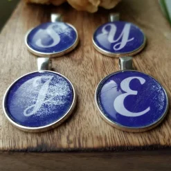 lila glitzer Schlüsselanhänger Buchstabe silberfarbe Fassung 25mm