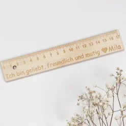 Lineal aus Holz mit Text und Namenspersonalisierung