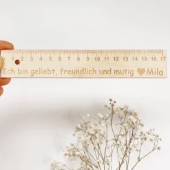 Lineal aus Holz mit Text und Namenspersonalisierung