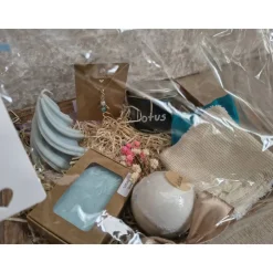 Lotus Geschenkset – Handgemachte Lotusseife, Badekugel, Badesalz, Kräuterkissen, Kerze, Abschminkpads, Schutzengel