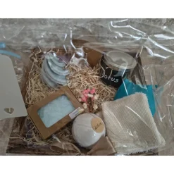 Lotus Geschenkset – Handgemachte Lotusseife, Badekugel, Badesalz, Kräuterkissen, Kerze, Abschminkpads, Schutzengel